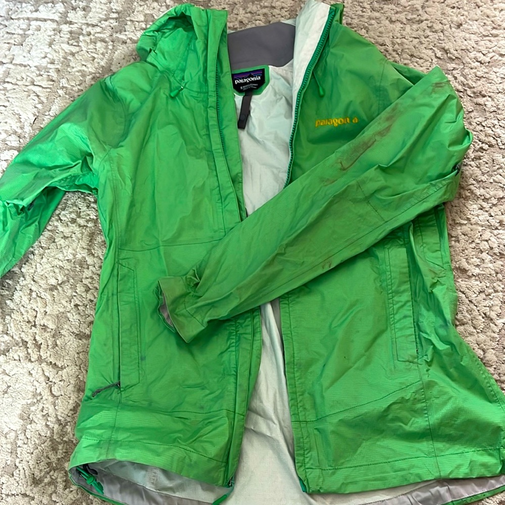 Well-loved women’s Patagonia rain jacket *Read before buying*